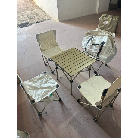 Une table avec 4 chaises